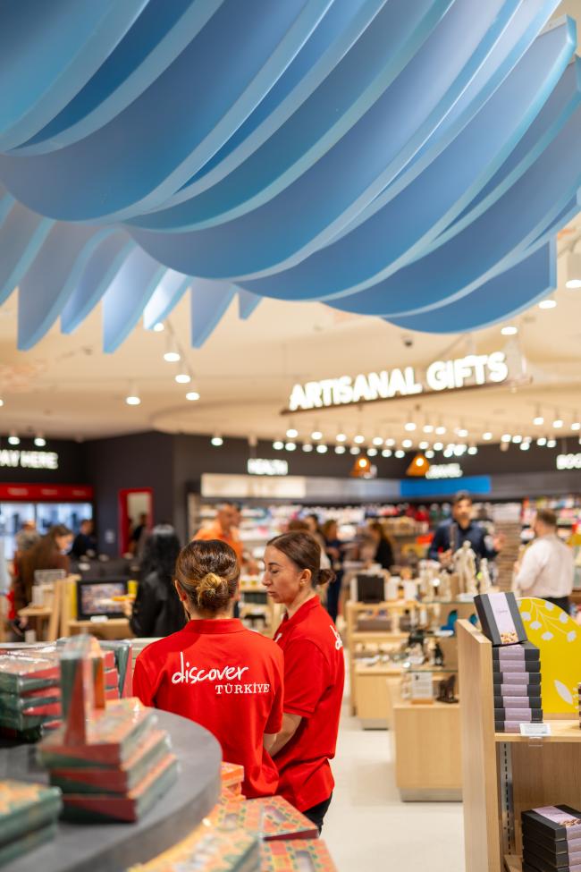 Lagardère Travel Retail - Relay & Discover - Travel Essentials